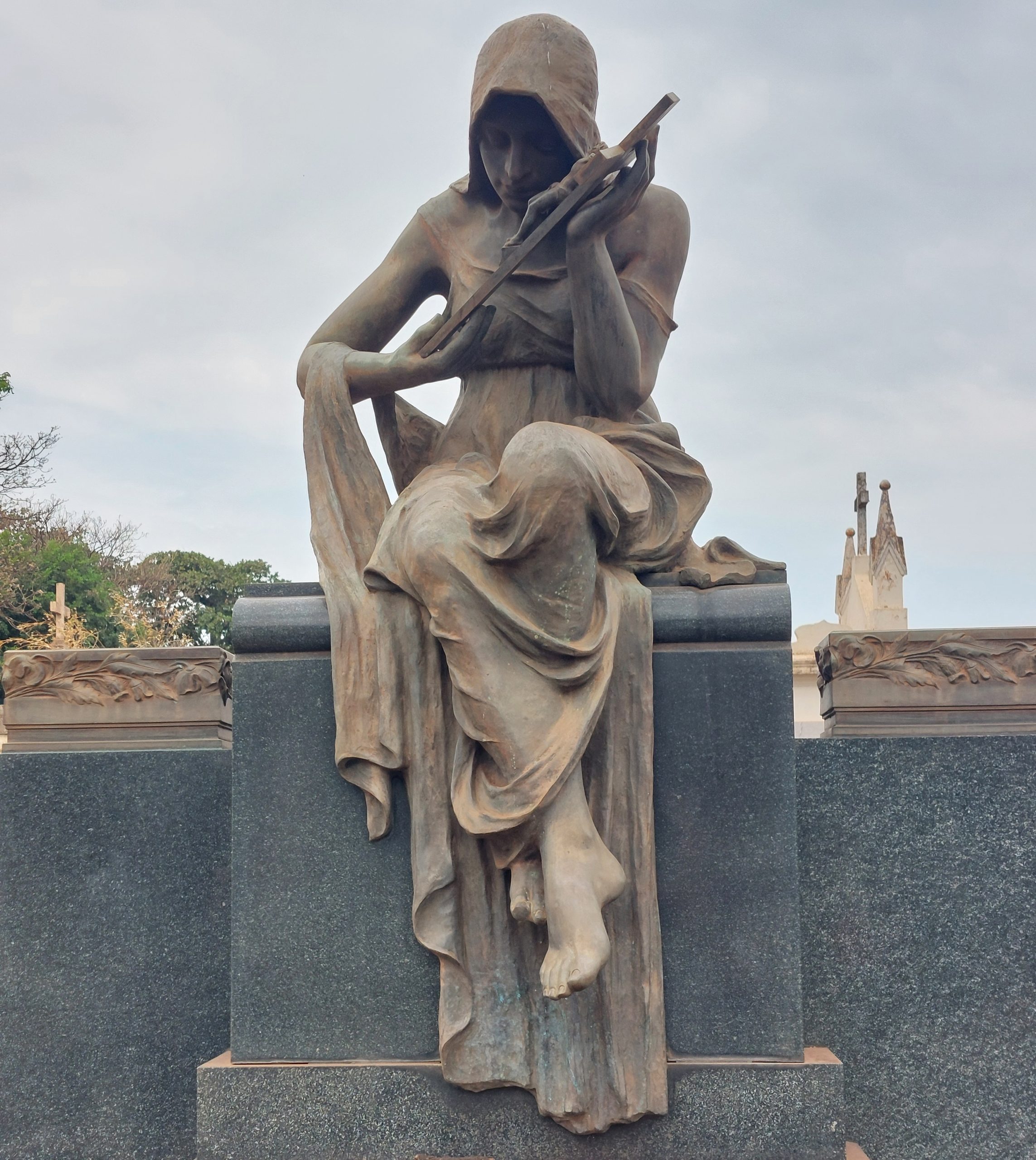 Een beeld op een van de graven van het Cemitério da Saudade in Ribeirão Preto.