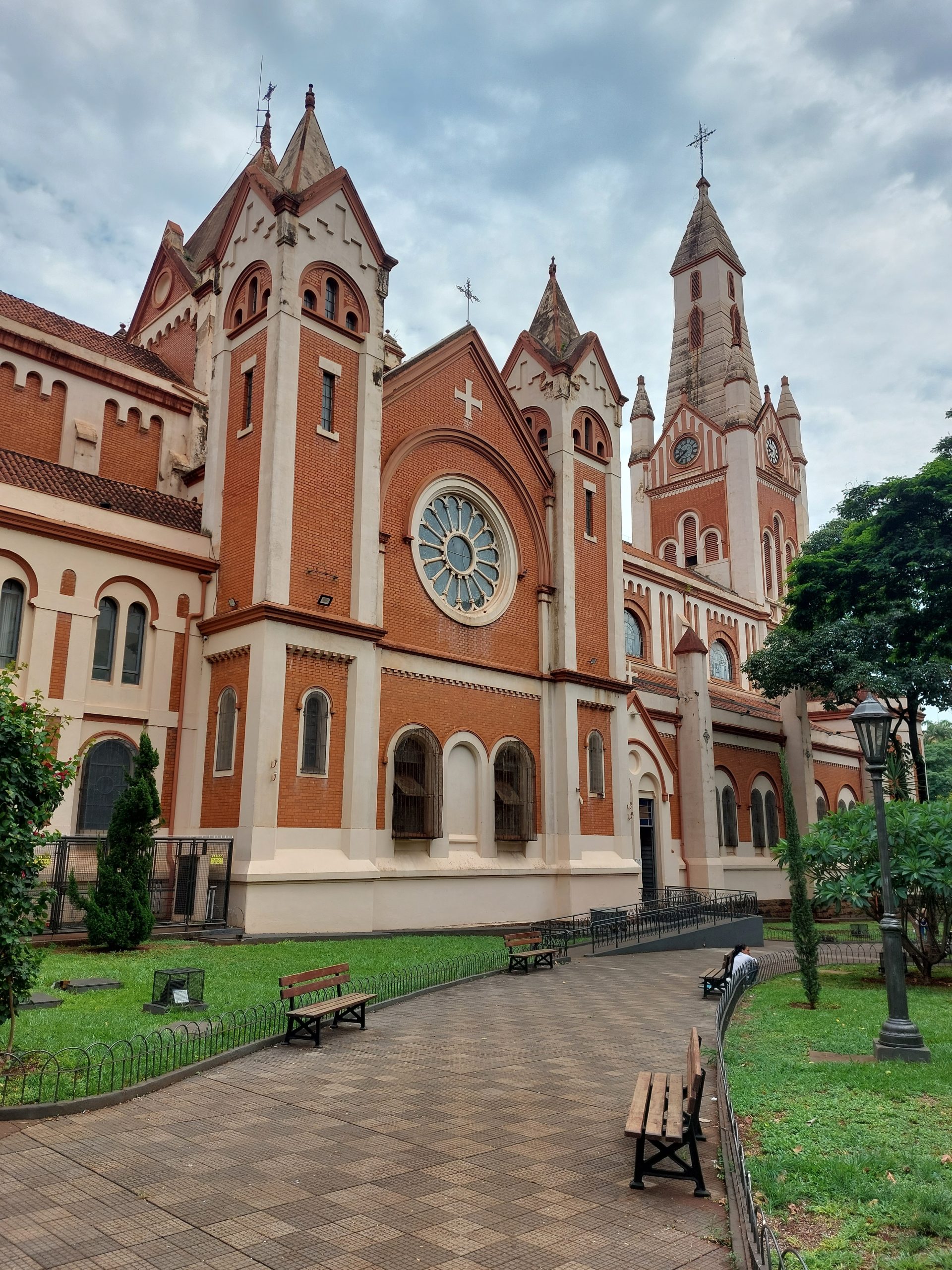 alt="Catedral Metropolitana de São Sebastião in Ribeirão Preto, neogotische kathedraal in Brazilië"