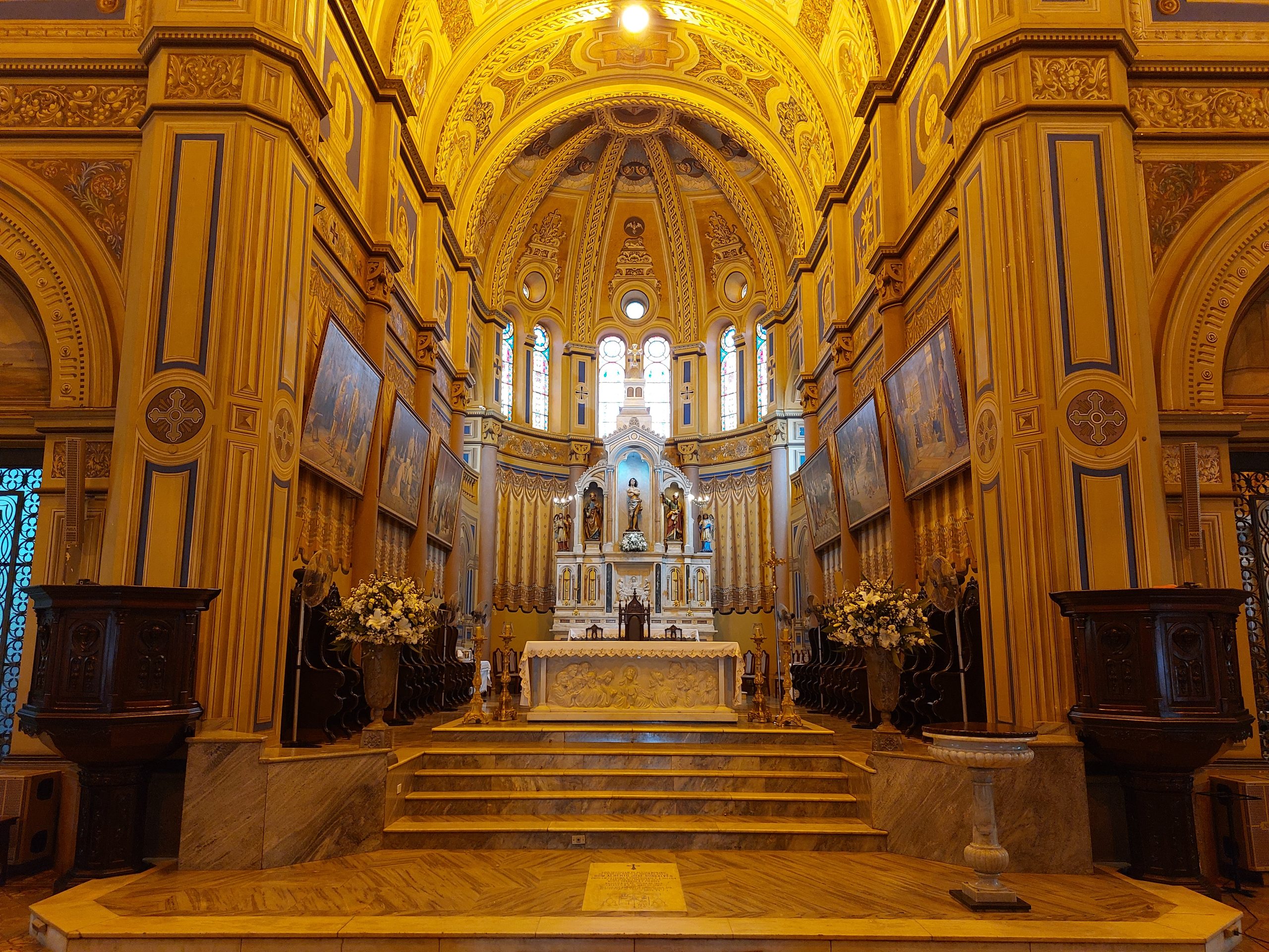alt="Catedral Metropolitana de São Sebastião in Ribeirão Preto, neogotische kathedraal in Brazilië"
